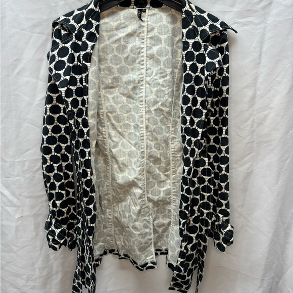 Black and white polka dot trench coat with belted waist and collar - Picture 3 of 7